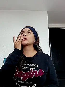 karolkim022 online show from 10/08/25, 06:38