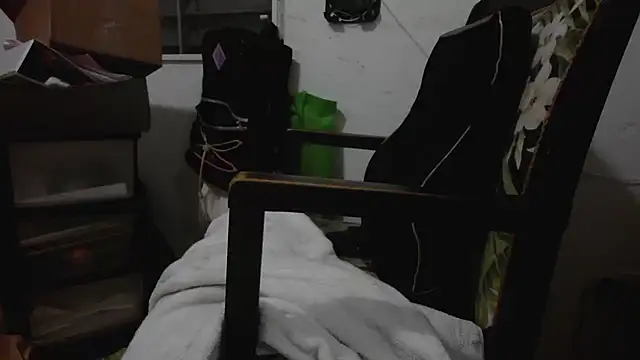 Snapshot of poppergirl69 chatting on 12/16/24, 04:55 poppergirl69 online show from 12/16/24, 04:55