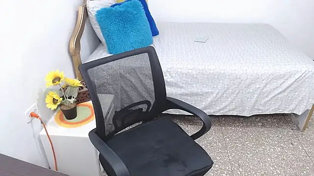 Snapshot of emiliaa_hot chatting on 12/04/24, 08:29 emiliaa hot online show from 12/04/24, 08:29