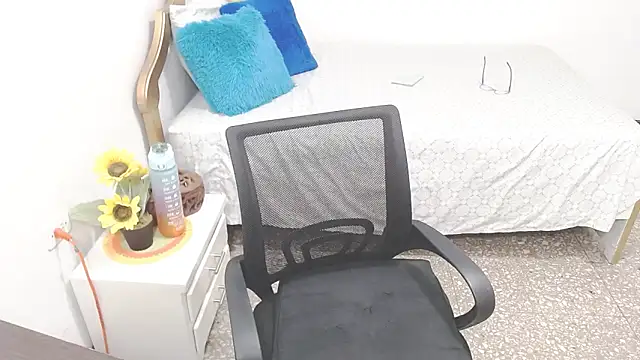 Snapshot of emiliaa_hot chatting on 12/08/24, 12:18 emiliaa hot online show from 12/08/24, 12:18