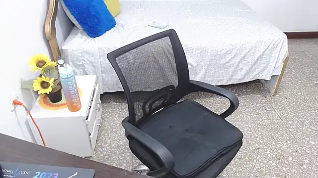 Snapshot of emiliaa_hot chatting on 12/18/24, 02:21 emiliaa hot online show from 12/18/24, 02:21