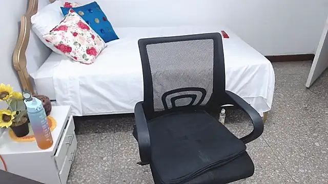 Snapshot of emiliaa_hot chatting on 12/22/24, 08:25 emiliaa hot online show from 12/22/24, 08:25