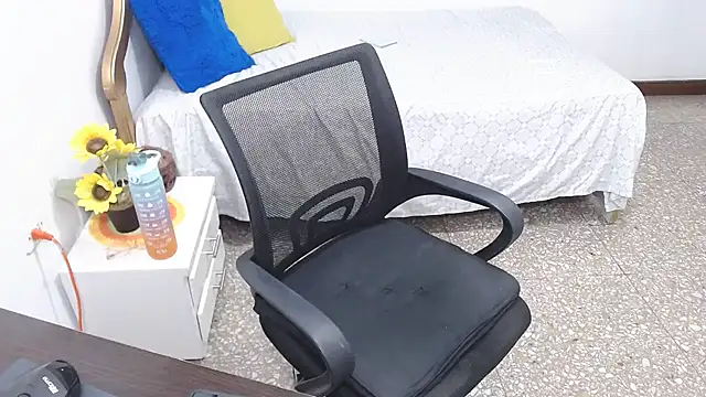 Snapshot of emiliaa_hot chatting on 01/10/25, 12:27 emiliaa hot online show from 01/10/25, 12:27