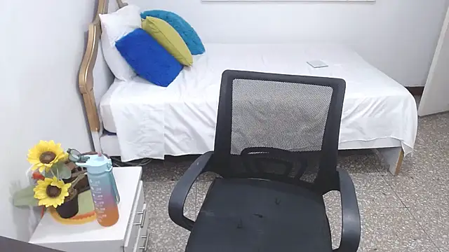 Snapshot of emiliaa_hot chatting on 02/08/25, 10:19 emiliaa hot online show from 02/08/25, 10:19