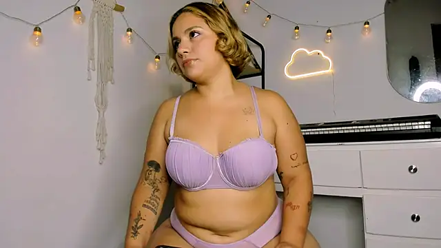 Snapshot of susy_angel chatting on 03/10/25, 01:45 susy angel online show from 03/10/25, 01:45