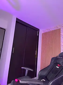 Snapshot of karol_green_ chatting on 10/30/25, 02:24 karol green  online show from 10/30/25, 02:24