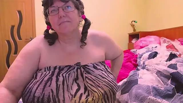 Snapshot of HugeTits chatting on 12/15/25, 01:54 HugeTits online show from 12/15/25, 01:54