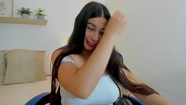 Snapshot of bella_99_ chatting on 06/26/26, 11:36 bella 99 online show from 06/26/26, 11:36