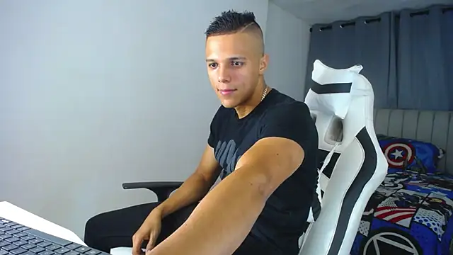 Snapshot of DavidAngell7 chatting on 02/08/25, 04:47 DavidAngell7 online show from 02/08/25, 04:47