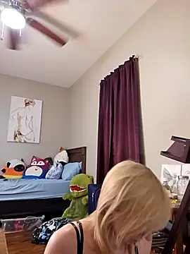 Snapshot of AmethystFoxx chatting on 03/18/25, 01:10 AmethystFoxx online show from 03/18/25, 01:10