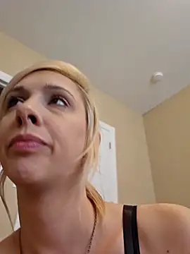 Snapshot of AmethystFoxx chatting on 10/05/25, 05:44 AmethystFoxx online show from 10/05/25, 05:44