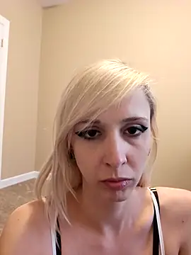 Snapshot of AmethystFoxx chatting on 10/21/25, 09:04 AmethystFoxx online show from 10/21/25, 09:04