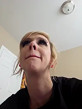 Snapshot of AmethystFoxx chatting on 04/18/26, 05:17 AmethystFoxx online show from 04/18/26, 05:17