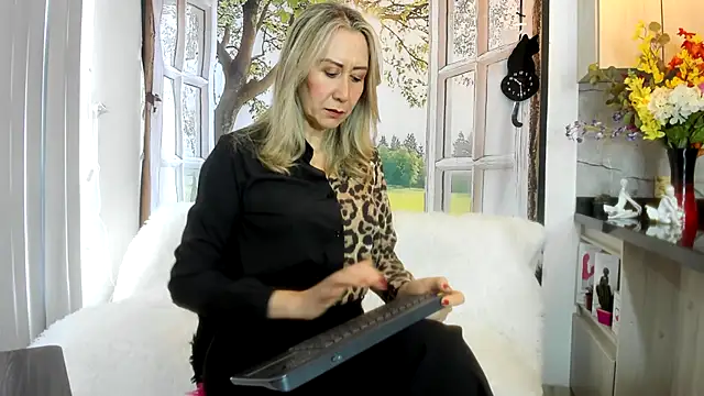 Snapshot of ashleymilf_1 chatting on 04/03/26, 03:32 ashleymilf 1 online show from 04/03/26, 03:32