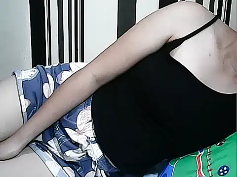 Snapshot of innocently_yours chatting on 01/17/25, 08:44 innocently yours online show from 01/17/25, 08:44