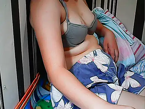 Snapshot of innocently_yours chatting on 02/16/25, 09:15 innocently yours online show from 02/16/25, 09:15