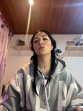 Snapshot of MadisonCambel chatting on 12/10/24, 01:22 MadisonCambel online show from 12/10/24, 01:22