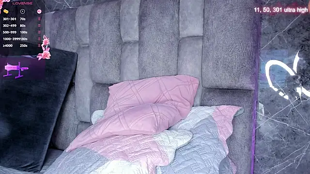 Snapshot of emily_fox1 chatting on 11/22/25, 12:04 emily fox1 online show from 11/22/25, 12:04