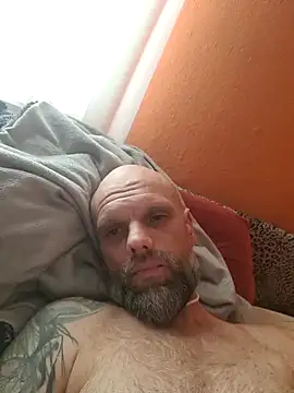 Snapshot of Ladyshaker82 chatting on 11/26/25, 12:28 Ladyshaker82 online show from 11/26/25, 12:28