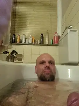 Snapshot of Ladyshaker82 chatting on 04/16/26, 12:00 Ladyshaker82 online show from 04/16/26, 12:00