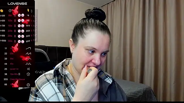 Snapshot of AlanaBrox chatting on 12/16/25, 12:37 AlanaBrox online show from 12/16/25, 12:37