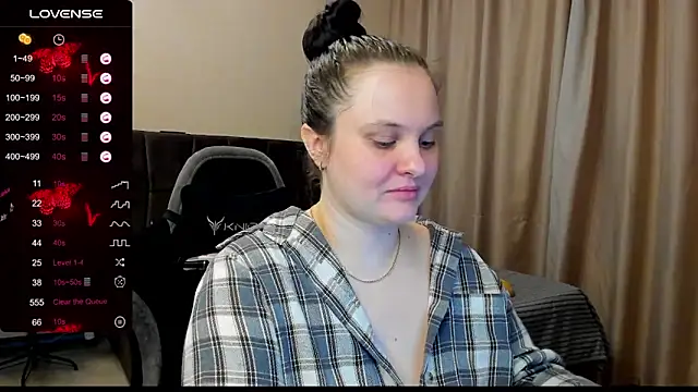 Snapshot of AlanaBrox chatting on 12/22/25, 04:26 AlanaBrox online show from 12/22/25, 04:26