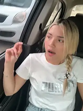 Snapshot of Sarita-candy chatting on 01/04/25, 04:43 Sarita-candy online show from 01/04/25, 04:43