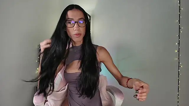 Snapshot of _monamour_ chatting on 12/15/24, 09:13  monamour  online show from 12/15/24, 09:13