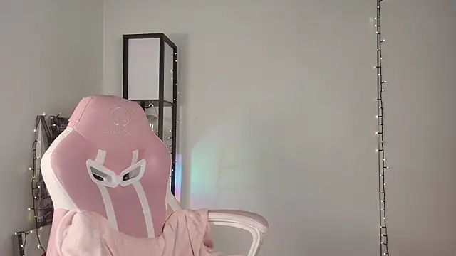 Snapshot of _monamour_ chatting on 01/08/25, 09:42  monamour  online show from 01/08/25, 09:42