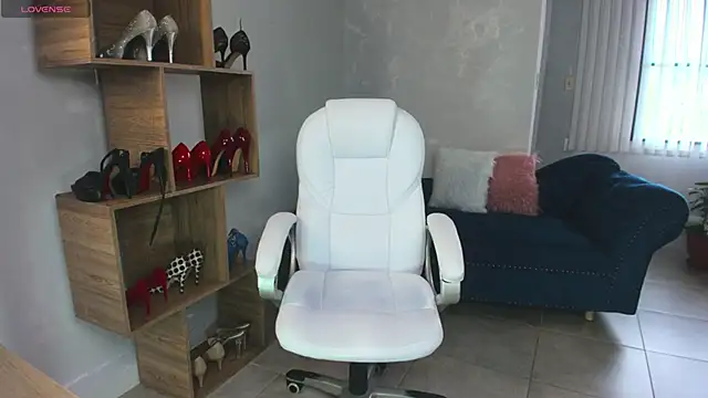 MissRhodes1 online show from 09/08/25, 07:57