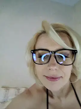 Snapshot of AureliaDoux chatting on 02/10/25, 08:21 AureliaDoux online show from 02/10/25, 08:21