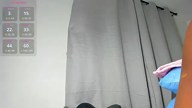 Snapshot of caroline_tovar chatting on 04/04/26, 04:55 caroline tovar online show from 04/04/26, 04:55