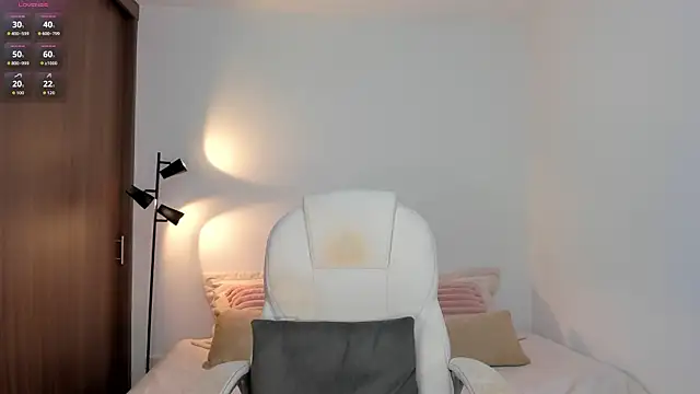 Snapshot of RebeccaBaxter chatting on 04/28/26, 12:09 RebeccaBaxter online show from 04/28/26, 12:09