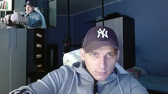 Snapshot of PoliglotJoe chatting on 10/09/25, 02:15 PoliglotJoe online show from 10/09/25, 02:15