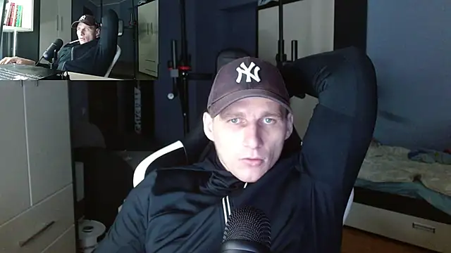Snapshot of PoliglotJoe chatting on 10/11/25, 12:32 PoliglotJoe online show from 10/11/25, 12:32