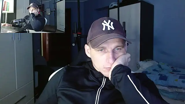 Snapshot of PoliglotJoe chatting on 10/12/25, 02:38 PoliglotJoe online show from 10/12/25, 02:38