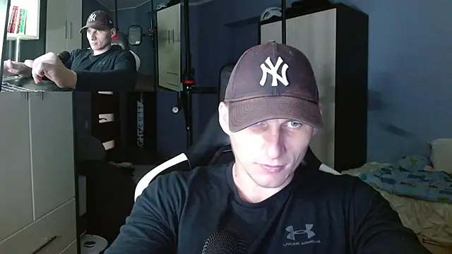 Snapshot of PoliglotJoe chatting on 10/13/25, 02:44 PoliglotJoe online show from 10/13/25, 02:44
