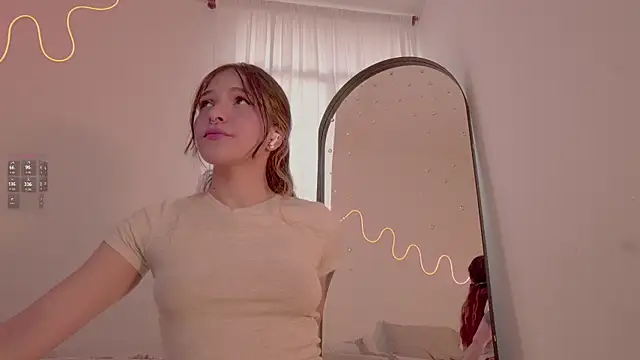 Snapshot of HannaMoom chatting on 04/21/26, 10:45 HannaMoom online show from 04/21/26, 10:45