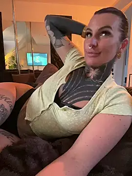 Snapshot of InkedBiitch chatting on 04/17/26, 06:33 InkedBiitch online show from 04/17/26, 06:33