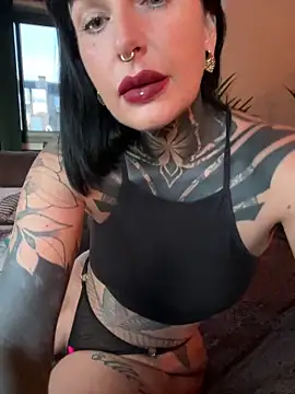 Snapshot of InkedBiitch chatting on 04/28/26, 04:17 InkedBiitch online show from 04/28/26, 04:17