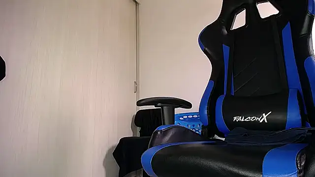 Snapshot of MAXJONES_2 chatting on 03/29/26, 03:23 MAXJONES 2 online show from 03/29/26, 03:23