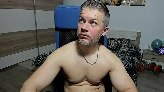 Snapshot of RobbyShawz chatting on 05/18/26, 04:40 RobbyShawz online show from 05/18/26, 04:40