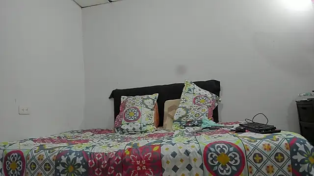 Snapshot of Andrewandzoe chatting on 02/08/25, 12:17 Andrewandzoe online show from 02/08/25, 12:17