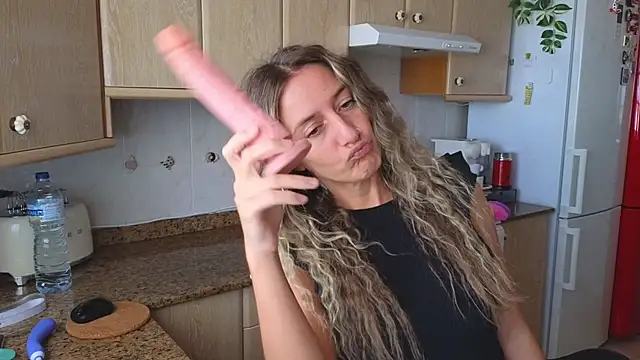 Snapshot of Lunamix chatting on 12/18/24, 03:22 Lunamix online show from 12/18/24, 03:22