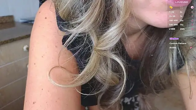 Snapshot of Lunamix chatting on 01/04/25, 12:16 Lunamix online show from 01/04/25, 12:16