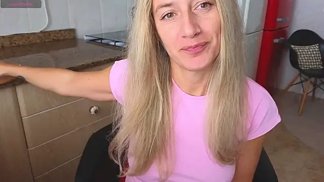 Snapshot of Lunamix chatting on 11/20/25, 10:48 Lunamix online show from 11/20/25, 10:48