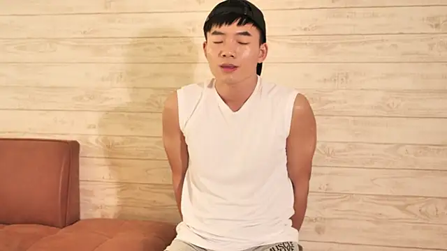 Snapshot of asiahot_liam chatting on 04/05/26, 05:26 asiahot liam online show from 04/05/26, 05:26