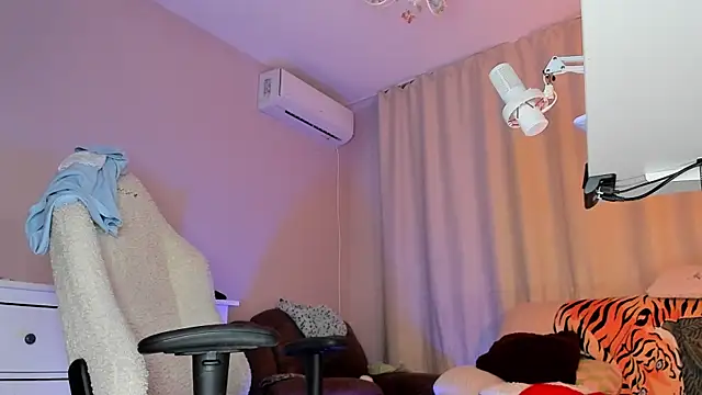 Snapshot of EmilyAden chatting on 04/15/26, 07:58 EmilyAden online show from 04/15/26, 07:58