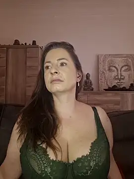 Snapshot of cristalines chatting on 11/10/25, 11:53 cristalines online show from 11/10/25, 11:53