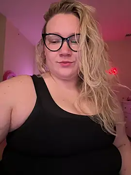 Snapshot of PiggyRose chatting on 03/19/25, 12:26 PiggyRose online show from 03/19/25, 12:26